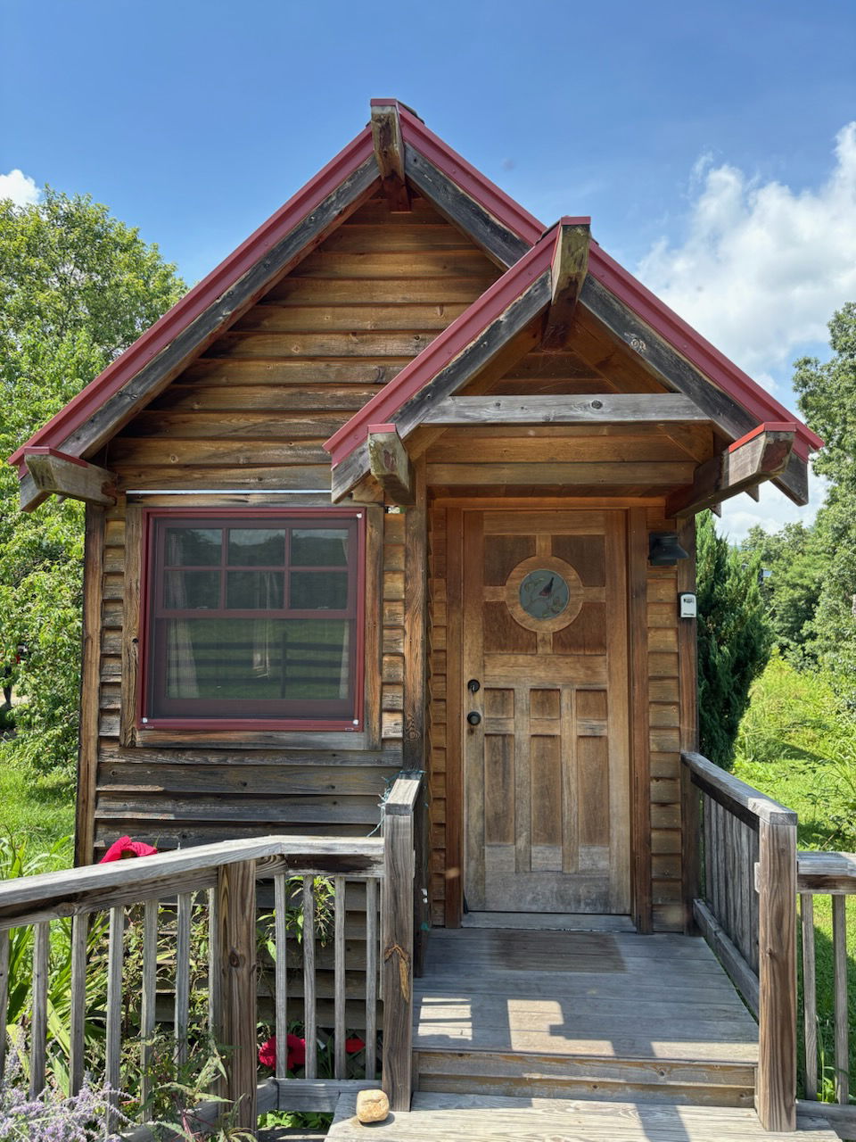 Bright and Compact Tiny Home – Rental Ready!